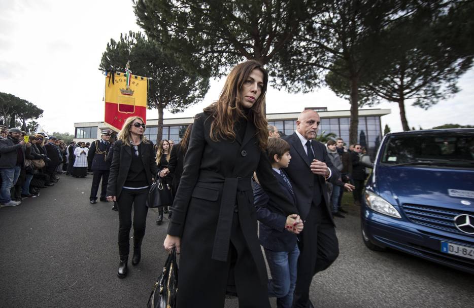 La moglie, Fabiola Sciabarrasi, al termine dei funerali di Pino Daniele 